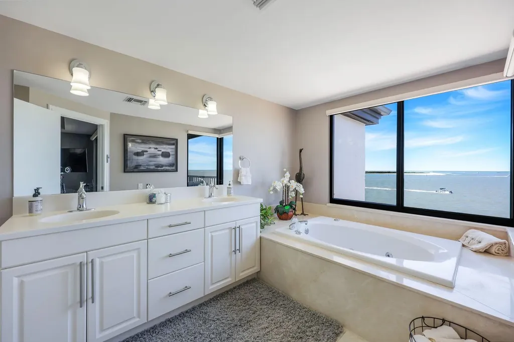 642 La Peninsula Boulevard Naples FL 34113