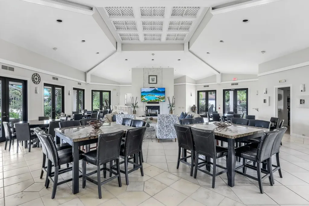 642 La Peninsula Boulevard Naples FL 34113