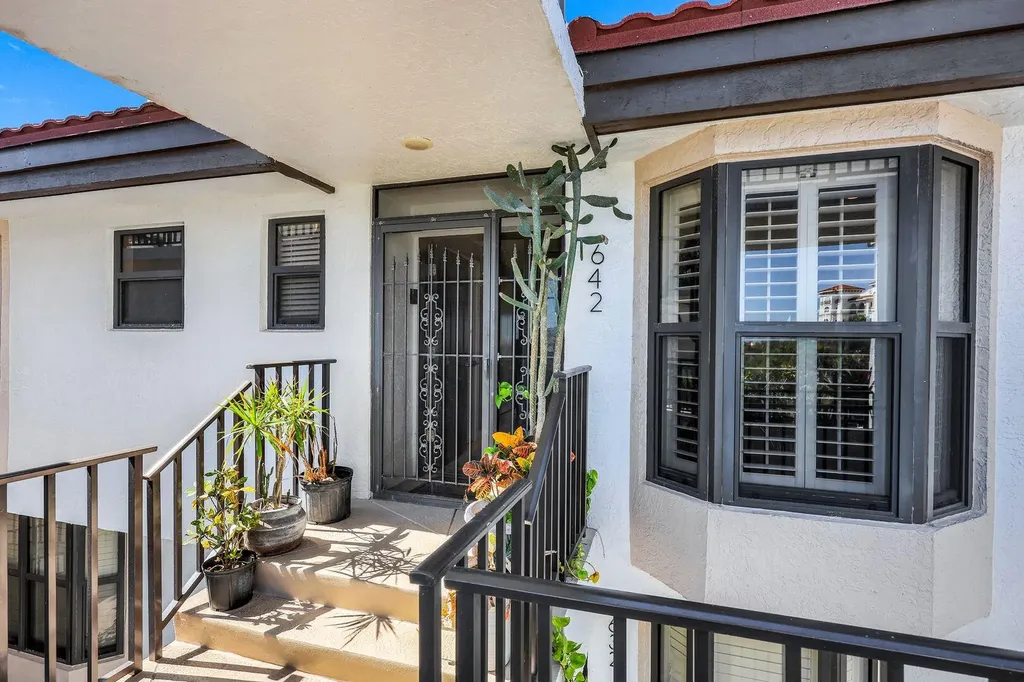 642 La Peninsula Boulevard Naples FL 34113