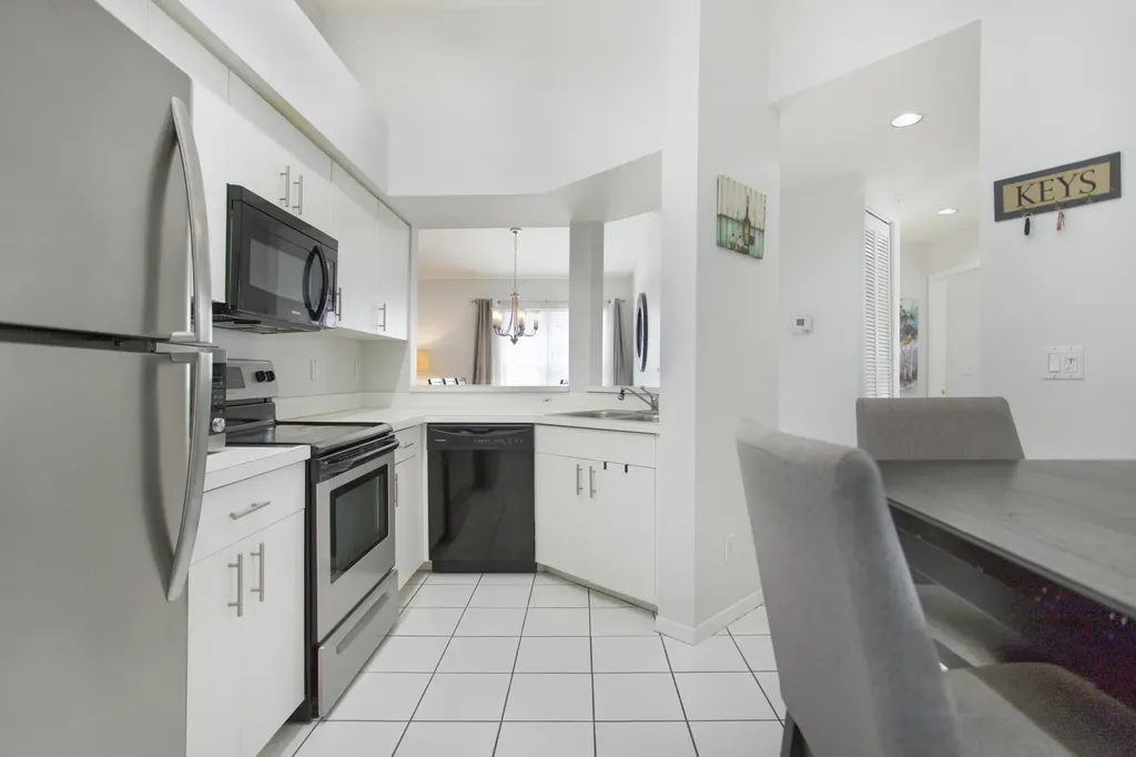 1018 Mainsail Naples FL 34114