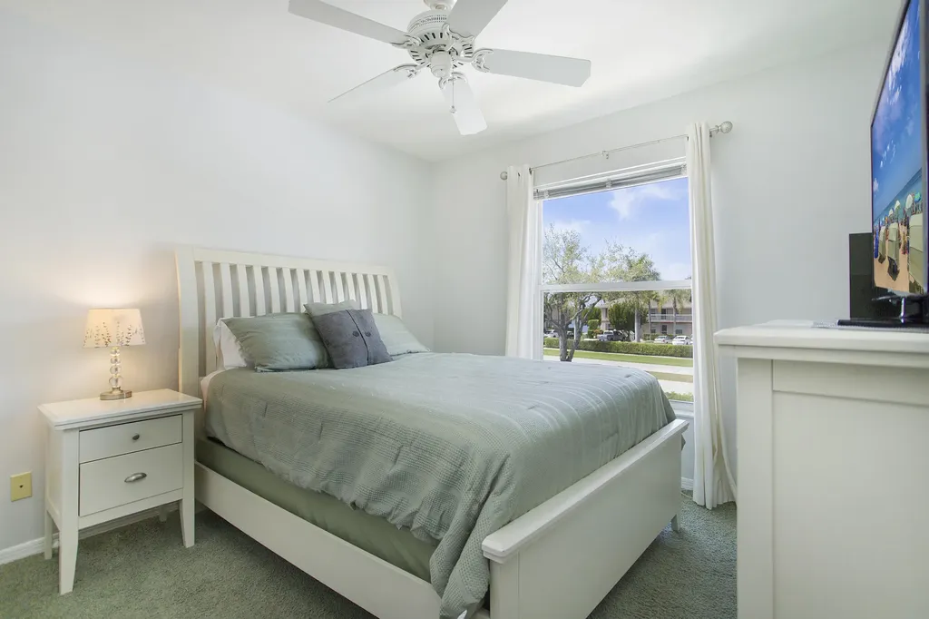 1018 Mainsail Naples FL 34114