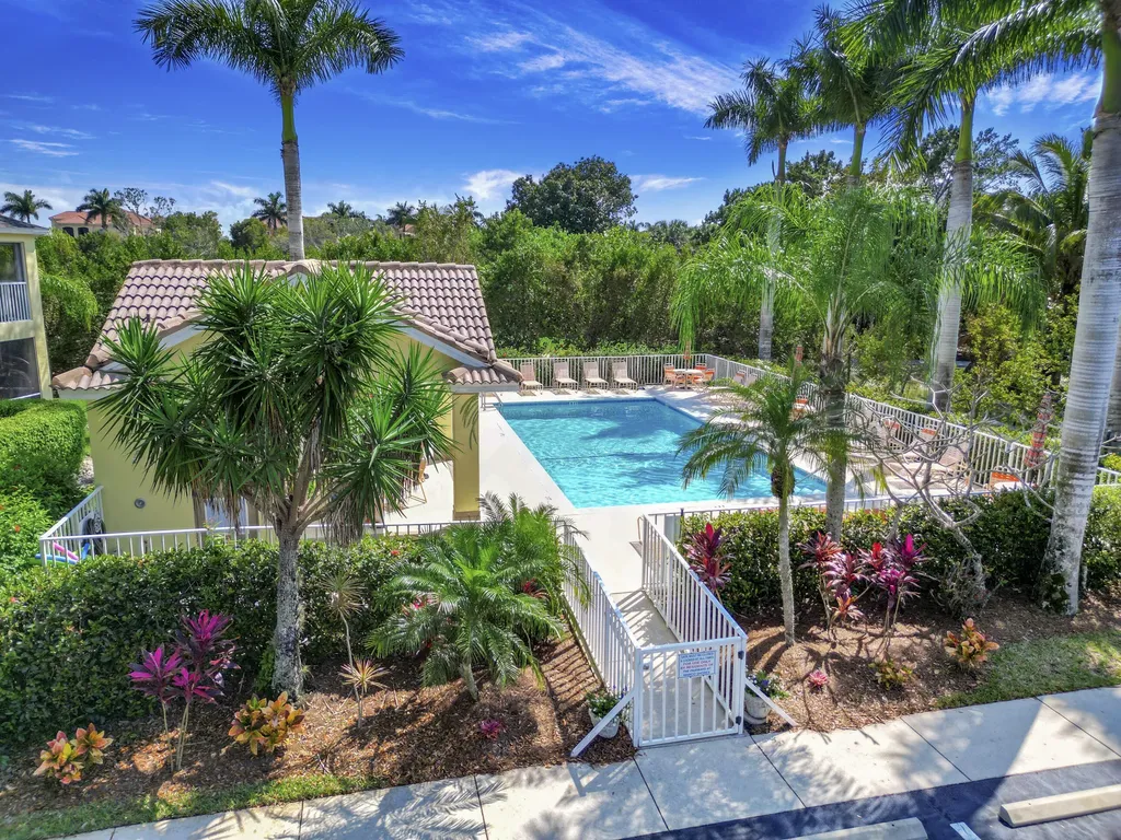 1018 Mainsail Naples FL 34114