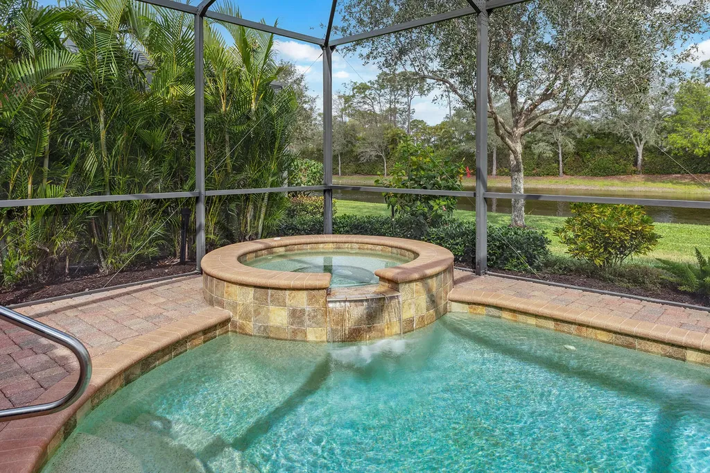 3058 Aviamar Circle Naples FL 34114