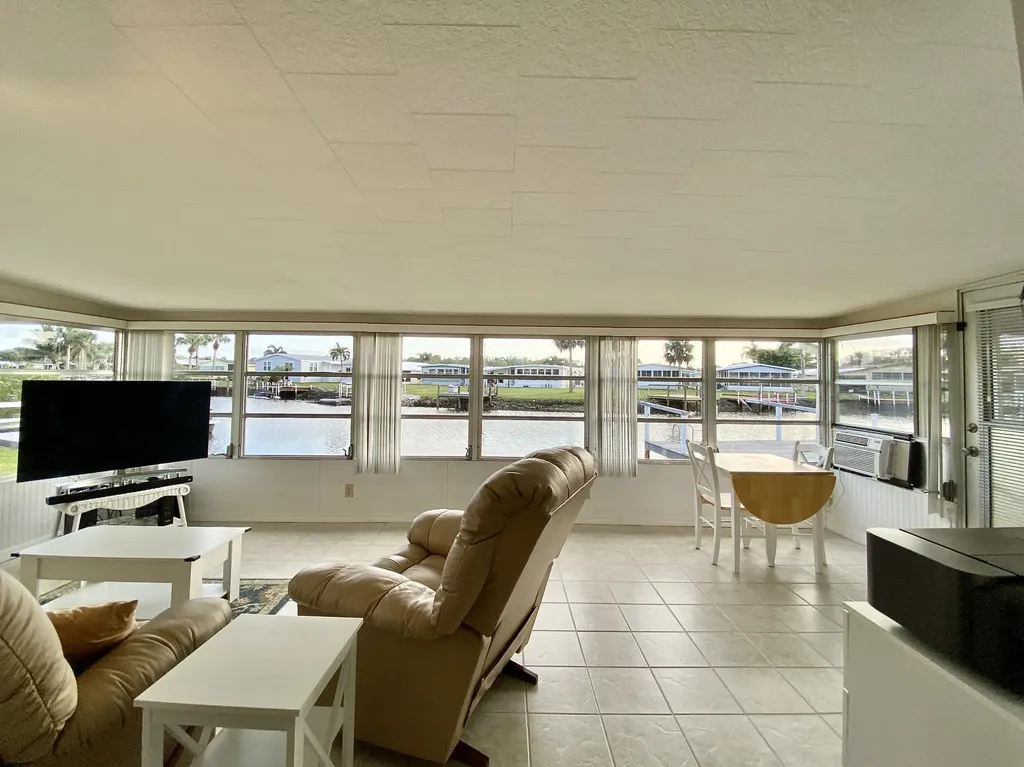 22 Henderson Drive Naples FL 34114