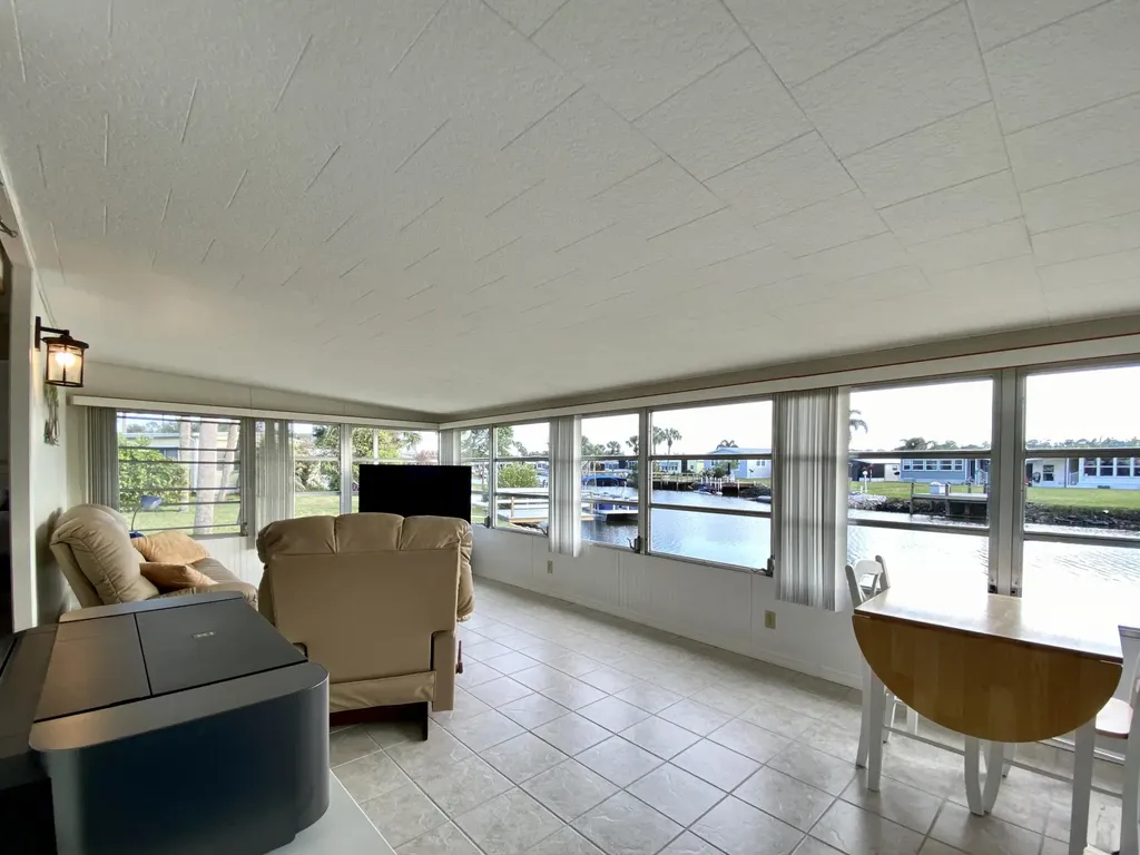 22 Henderson Drive Naples FL 34114