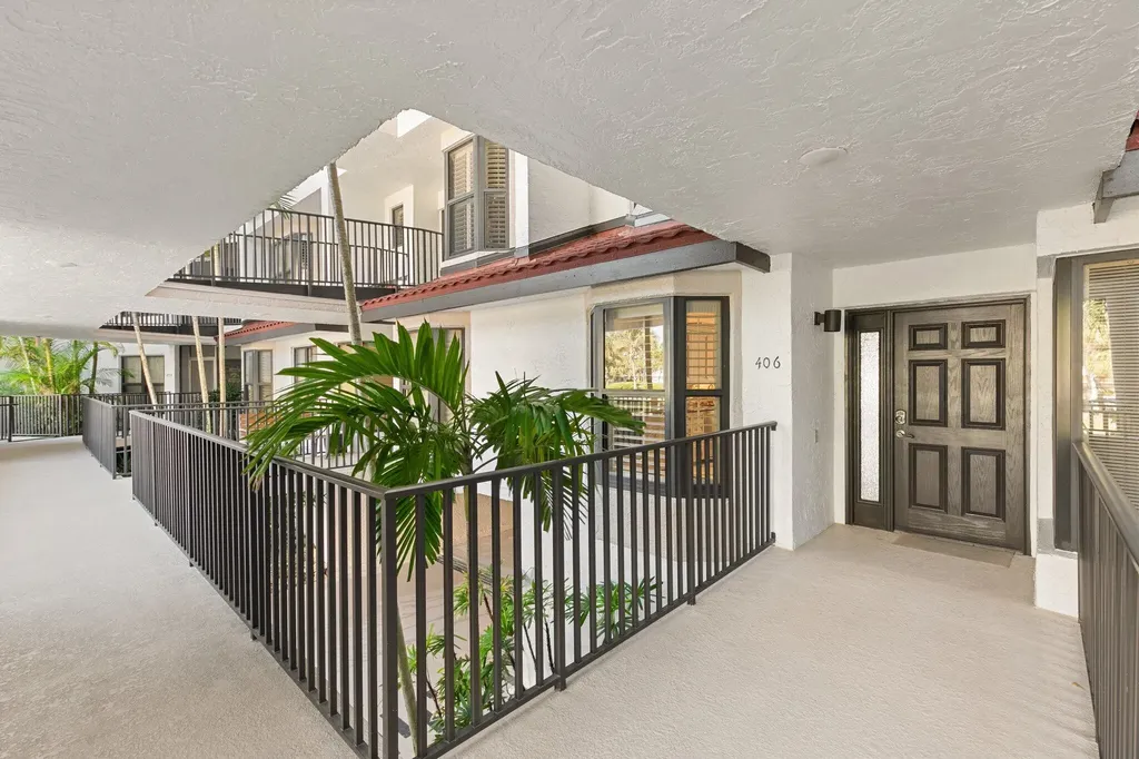 406 La Peninsula Boulevard Naples FL 34113