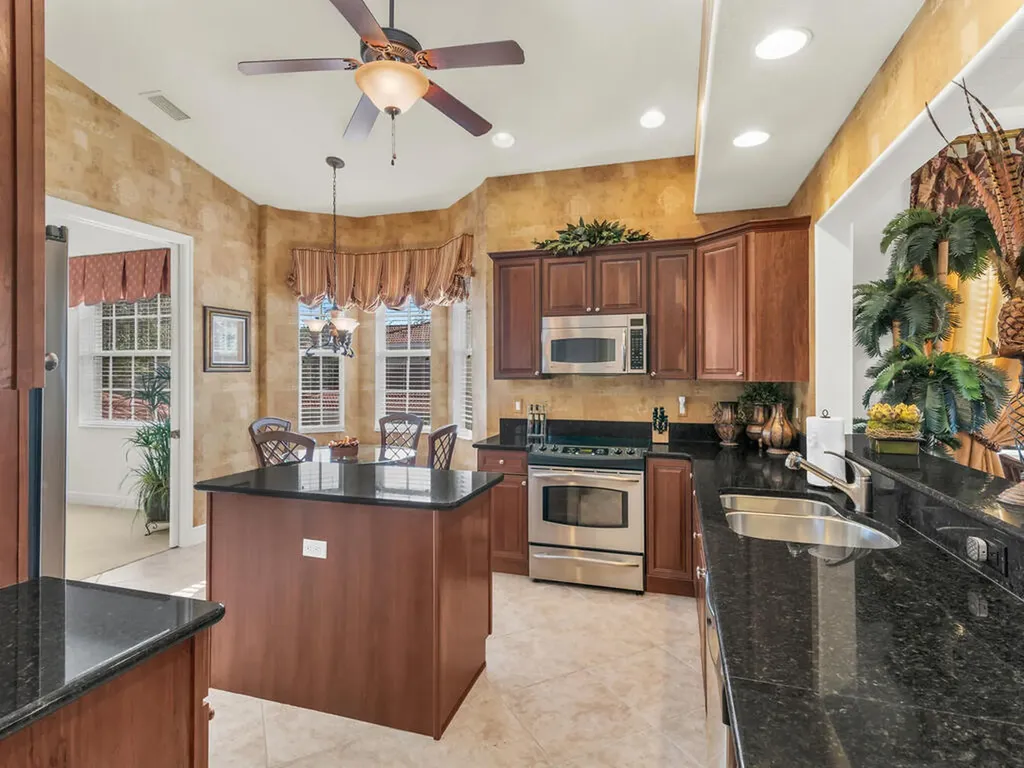 7869 Hawthorne Naples FL 34113