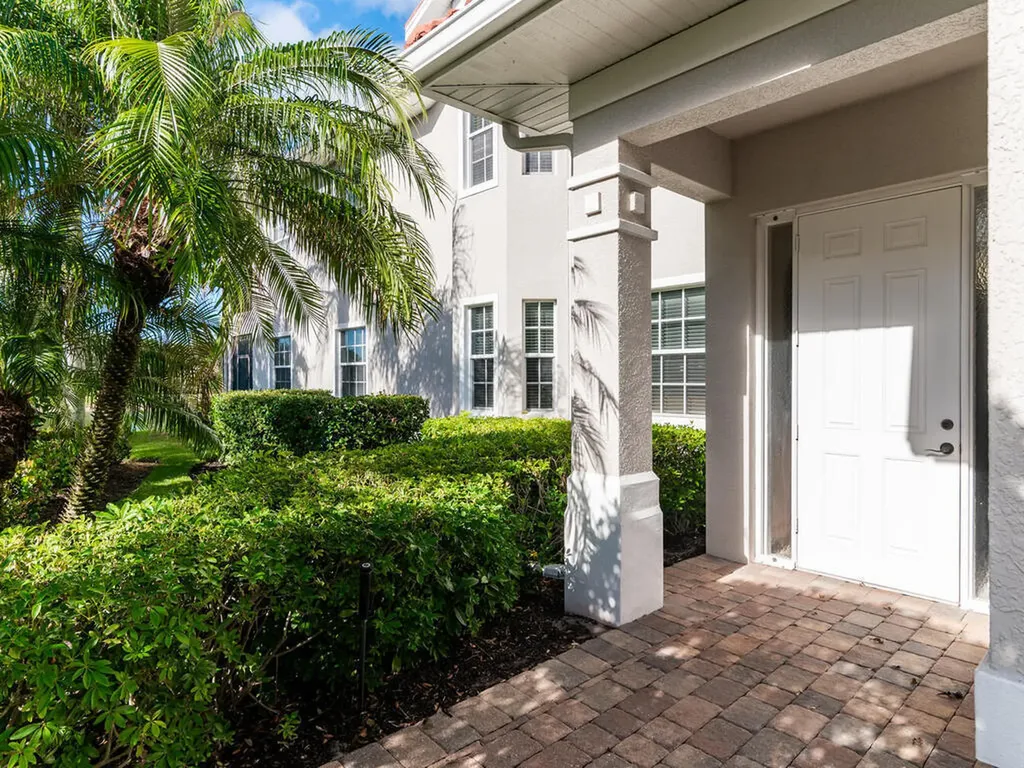 7869 Hawthorne Naples FL 34113