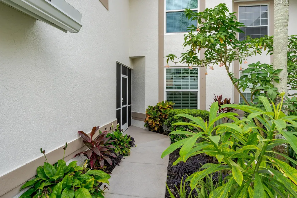380 Stella Maris Naples FL 34114