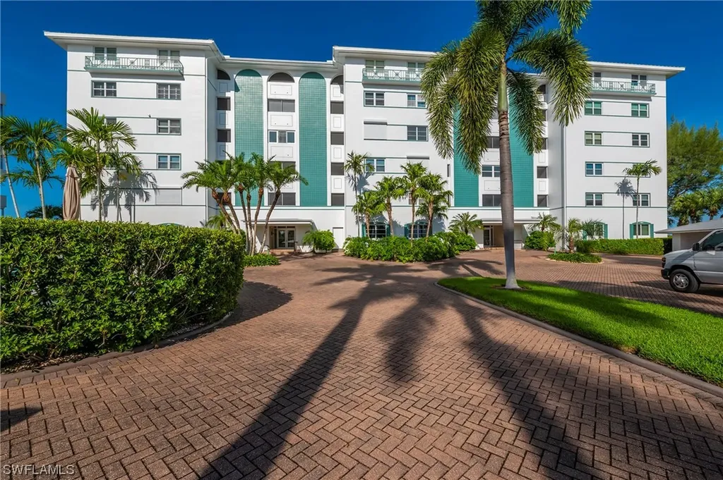 2011 Gulf Shore Boulevard N Naples FL 34102