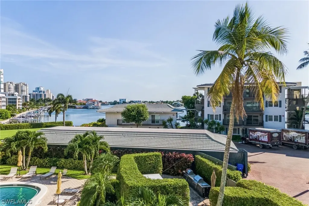 Naples FL, 3410 Gulf Shore Boulevard N, Unit 306