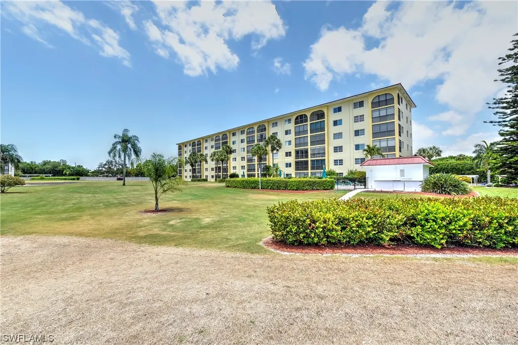 21 High Point Circle E Naples FL 34103