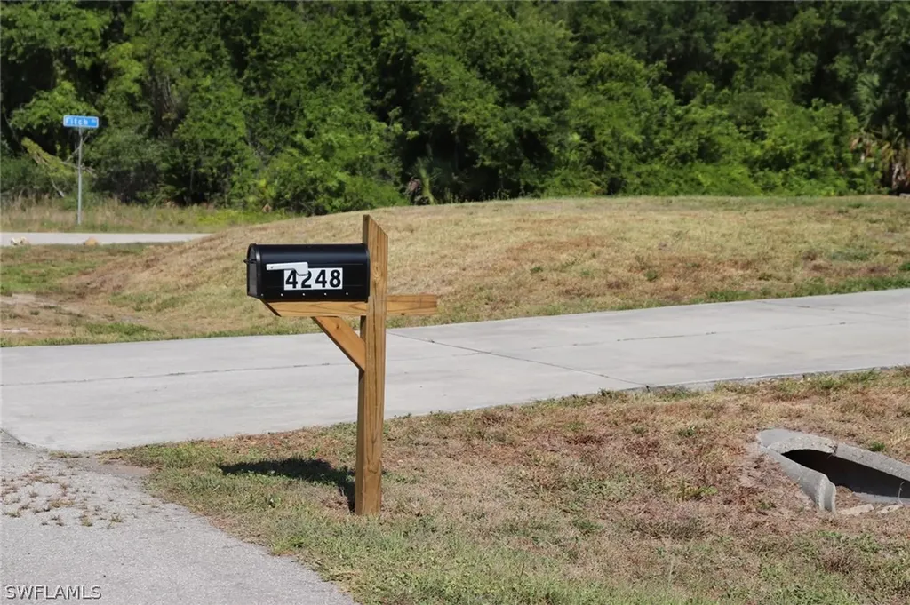 4244 E 24th Street Alva FL 33920