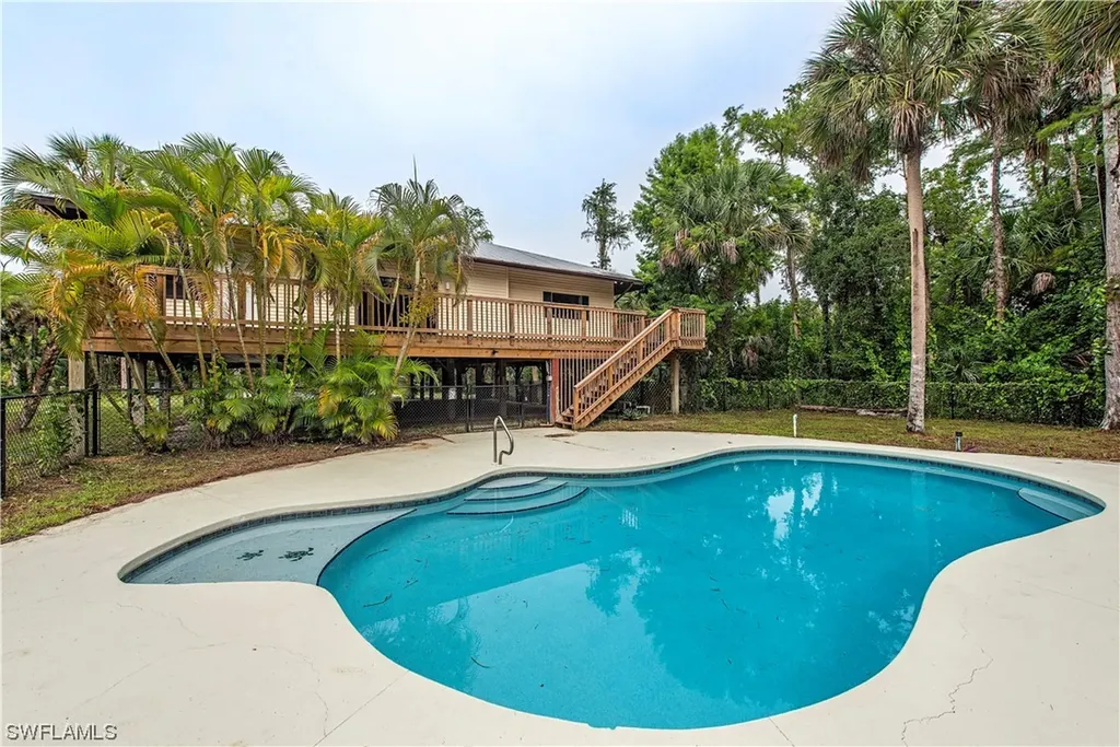260 9th Street NW Naples FL 34120