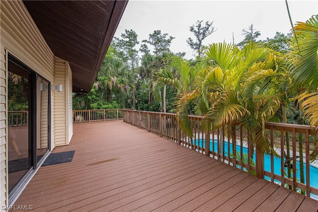260 9th Street NW Naples FL 34120
