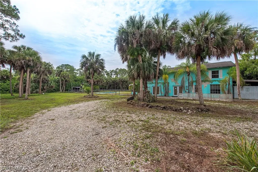 260 9th Street NW Naples FL 34120