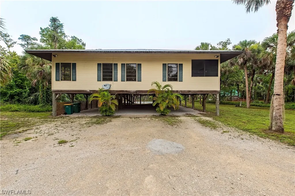260 9th Street NW Naples FL 34120