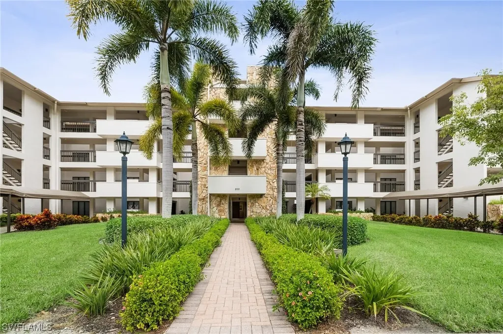Naples FL, 200 Wyndemere Way, Unit B-103