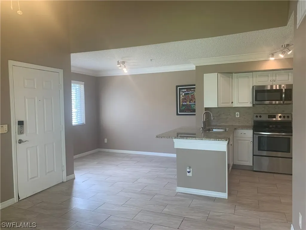 1240 Wildwood Lakes Boulevard Naples FL 34104