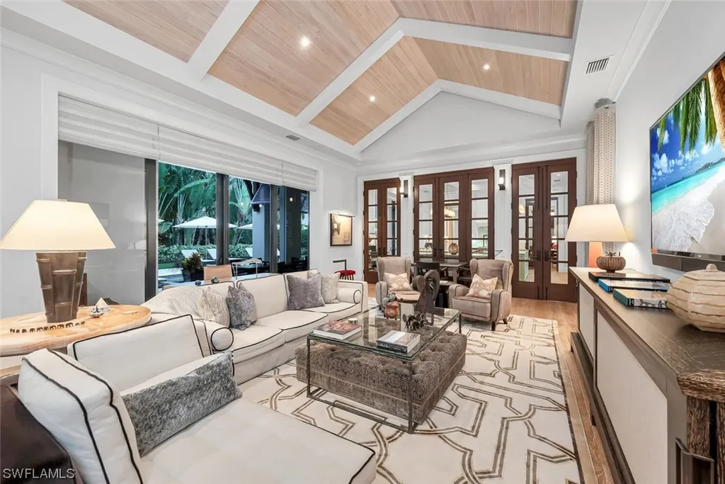 2284 Crayton Road Naples FL 34103