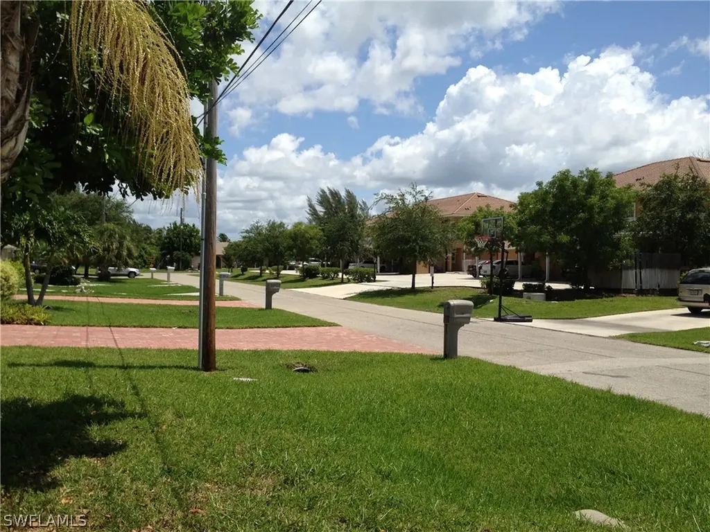 616 SE 13th Place Cape Coral FL 33990