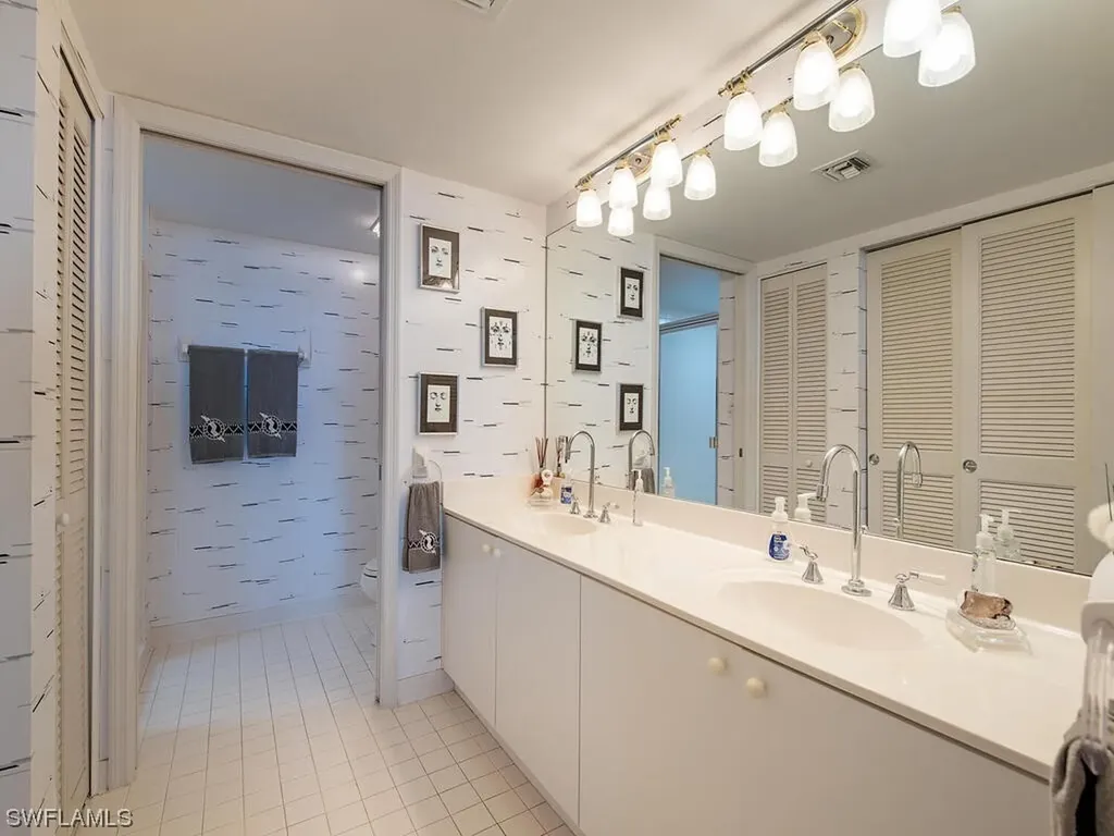 6585 Nicholas Boulevard Naples FL 34108