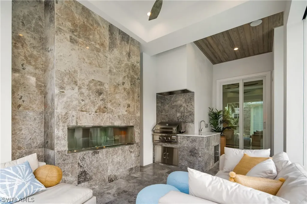 888 10th Avenue S Naples FL 34102