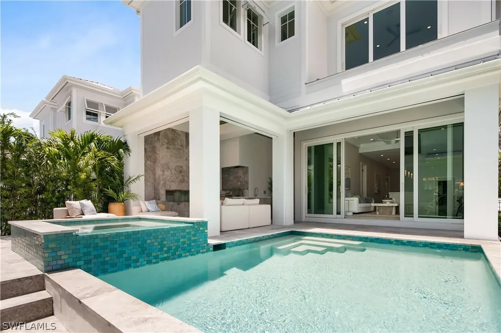 888 10th Avenue S Naples FL 34102