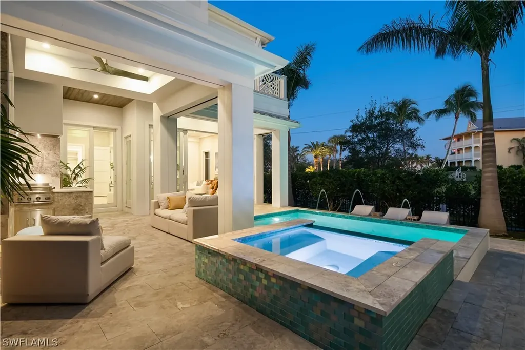 888 10th Avenue S Naples FL 34102