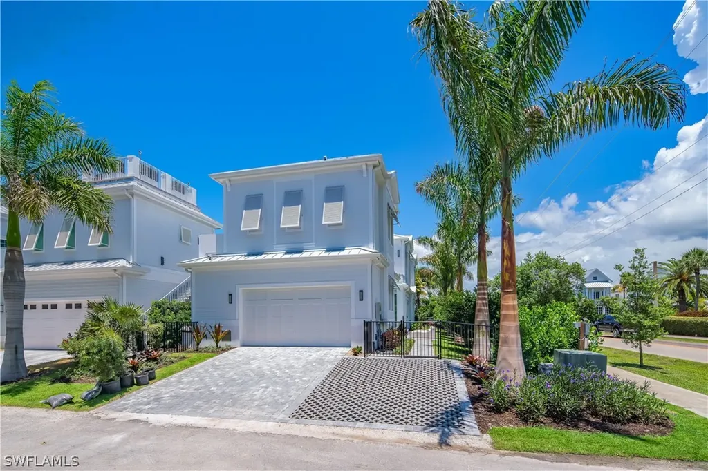 888 10th Avenue S Naples FL 34102