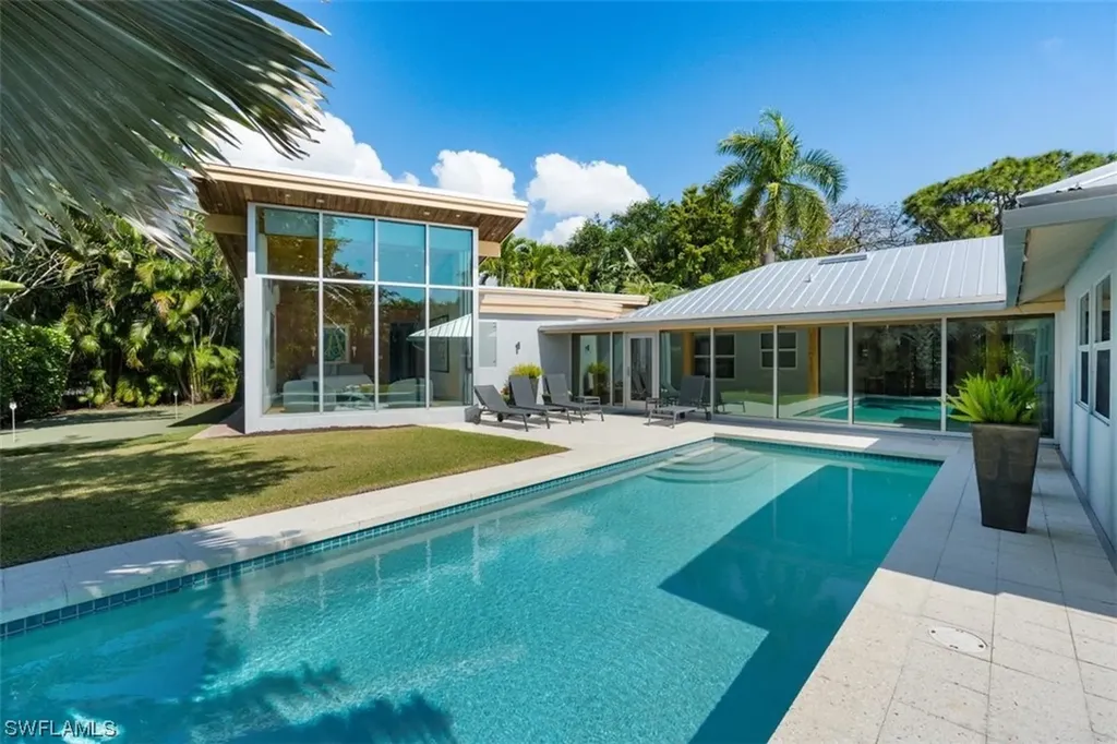 661 Broad Court N Naples FL 34102