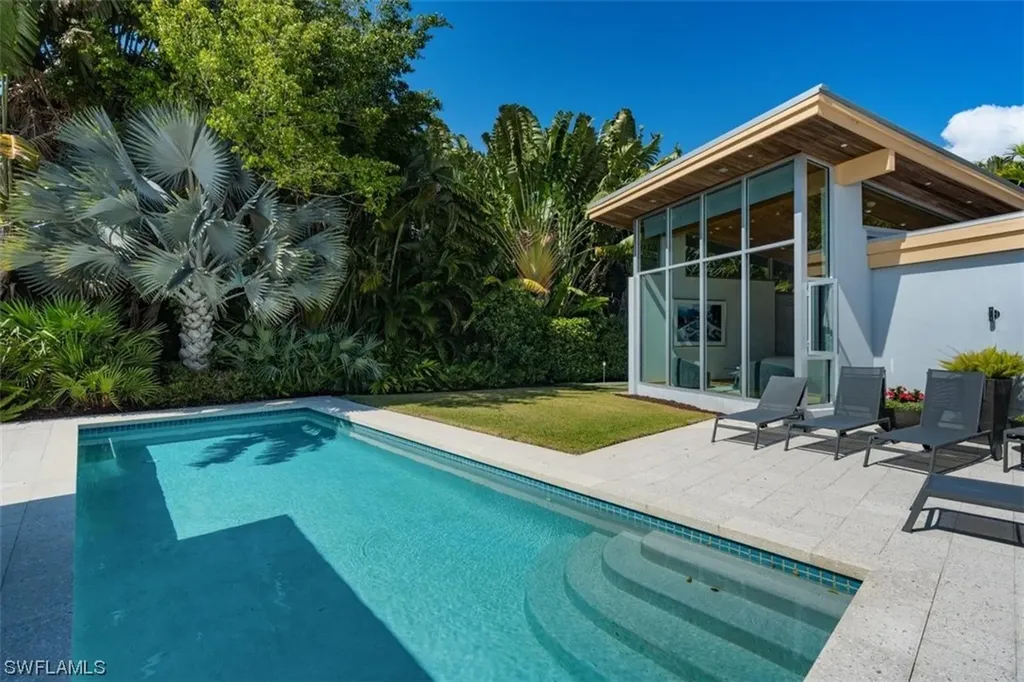 661 Broad Court N Naples FL 34102