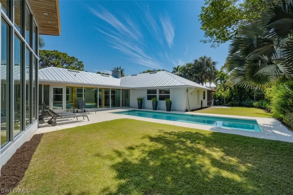 661 Broad Court N Naples FL 34102