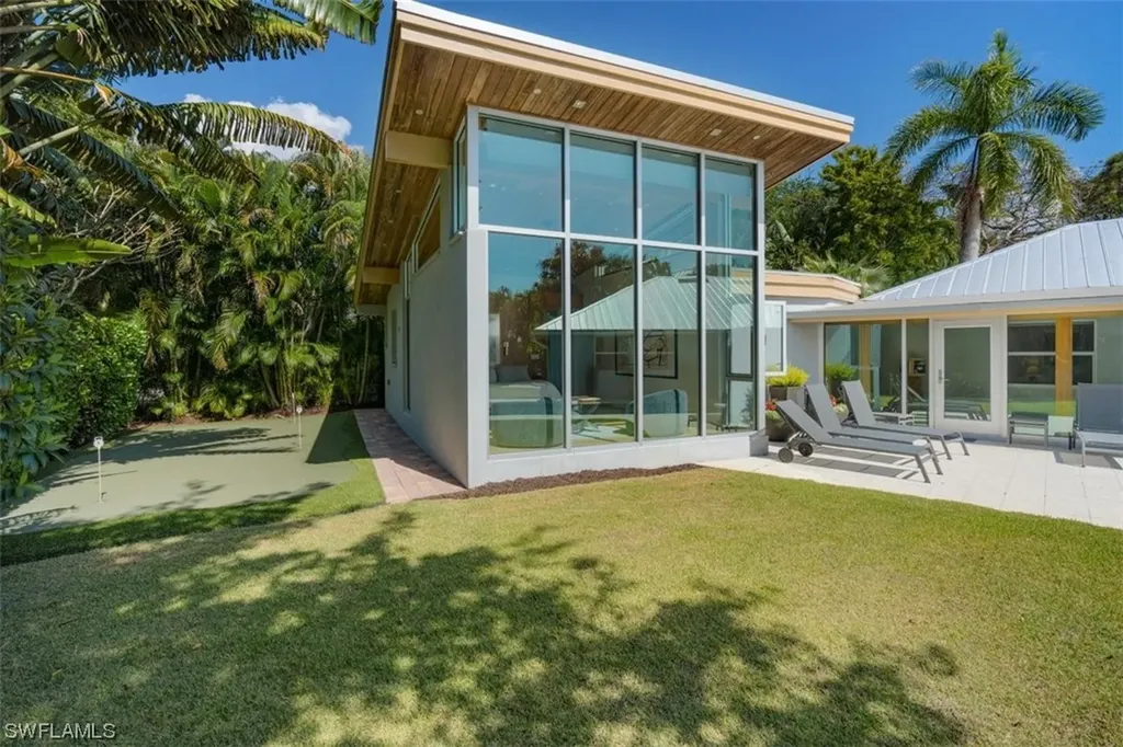 661 Broad Court N Naples FL 34102