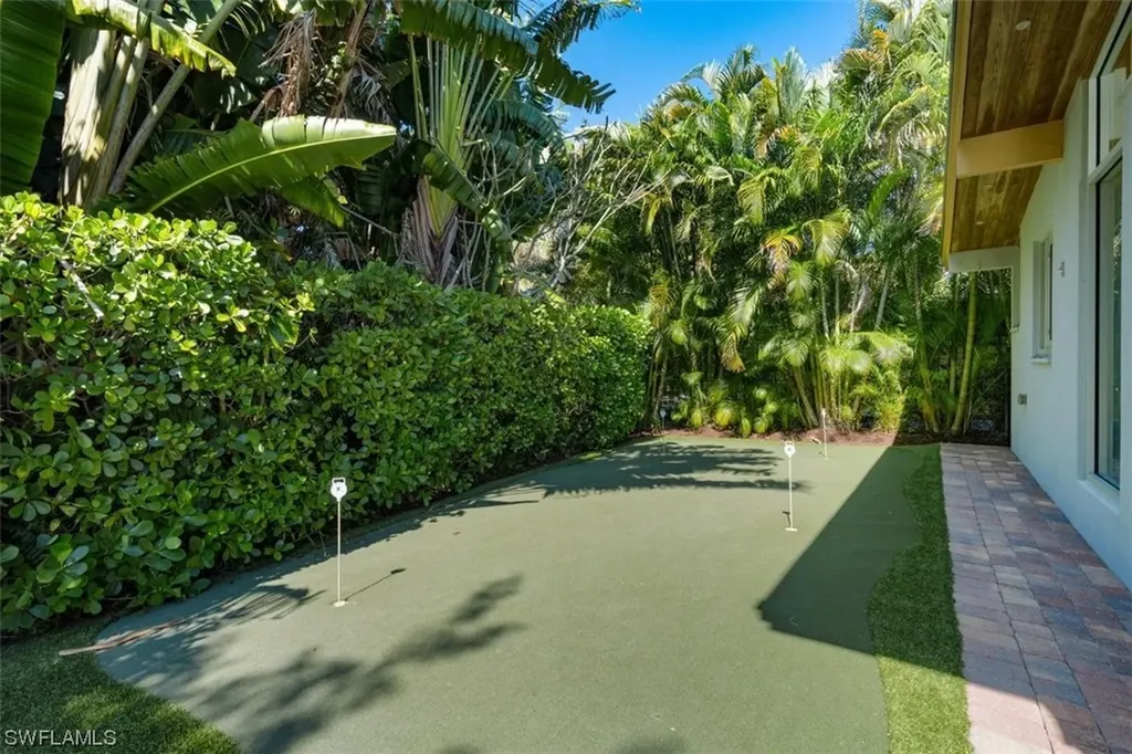 661 Broad Court N Naples FL 34102