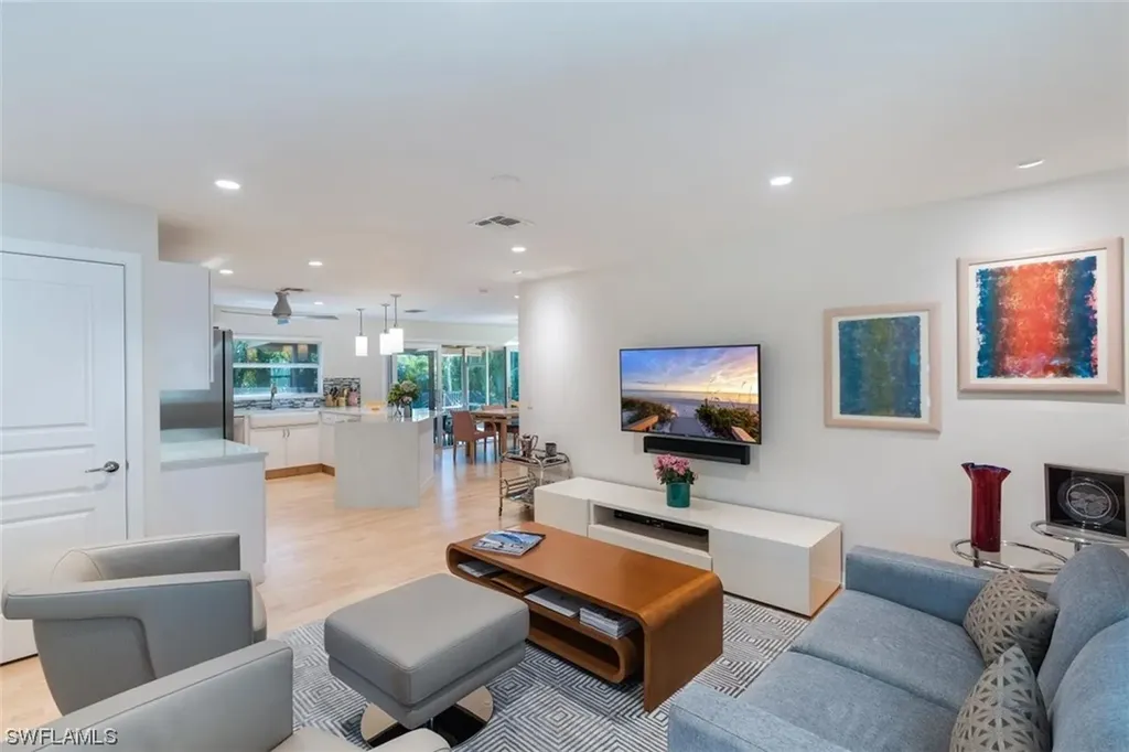 661 Broad Court N Naples FL 34102