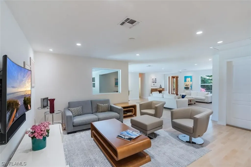 661 Broad Court N Naples FL 34102