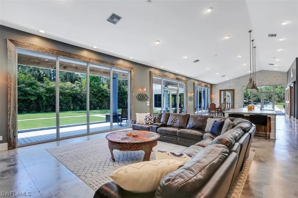 4441 5th Avenue NW Naples FL 34119