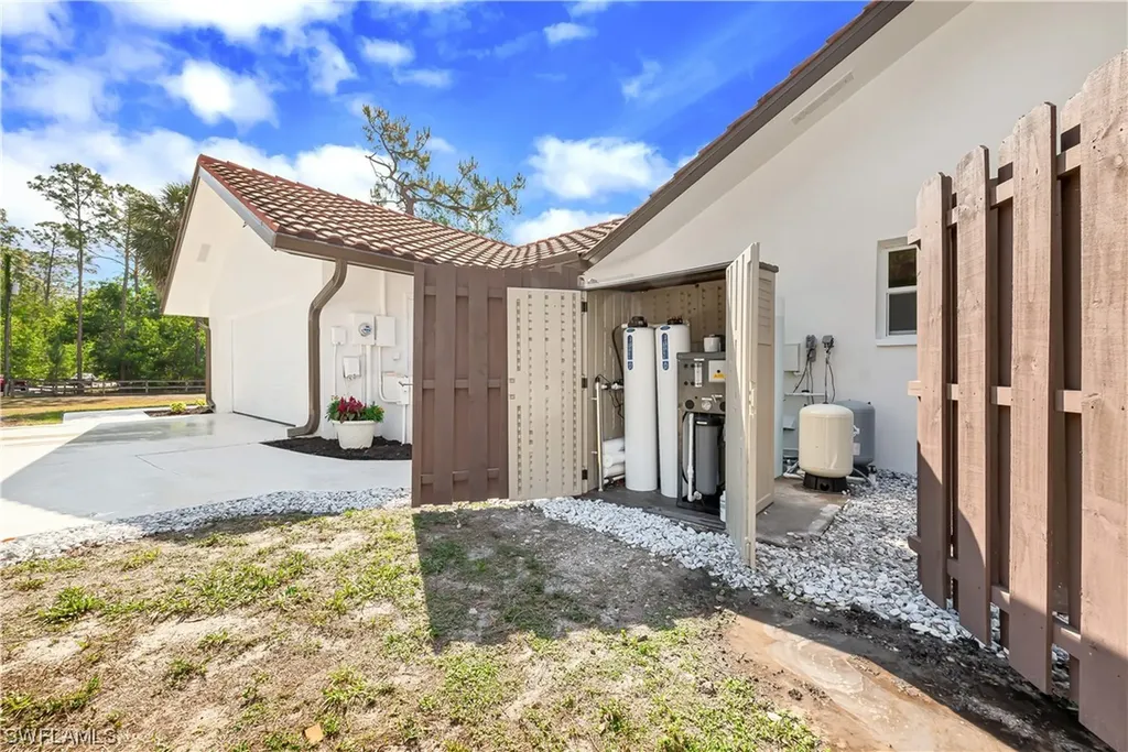 2500 County Barn Road Naples FL 34112