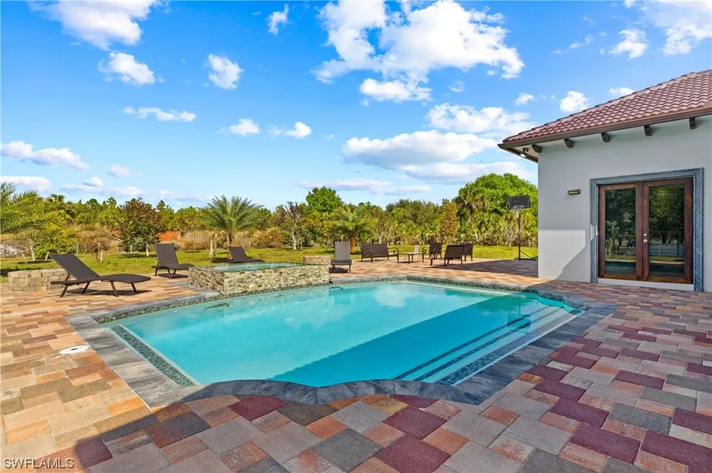 2811 2nd Avenue SE Naples FL 34117