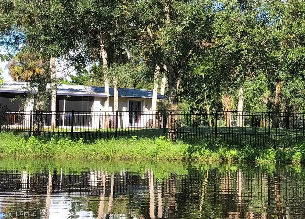 9460 Colony Drive North Fort Myers FL 33917