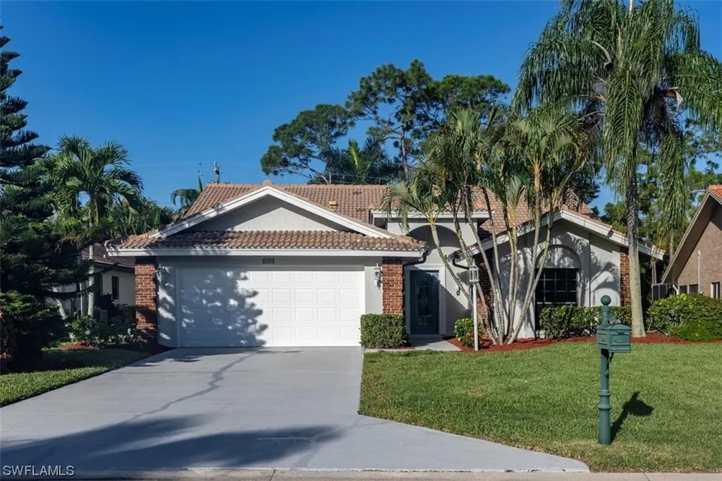 425 Countryside Drive Naples FL 34104