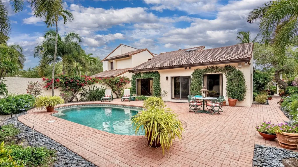 10 Las Brisas Way Naples FL 34108