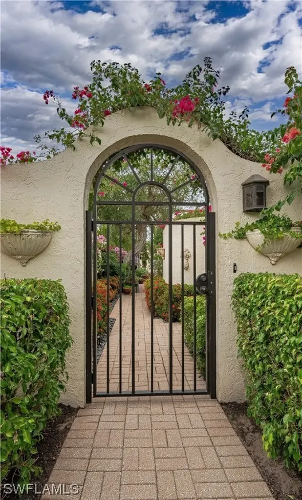 10 Las Brisas Way Naples FL 34108