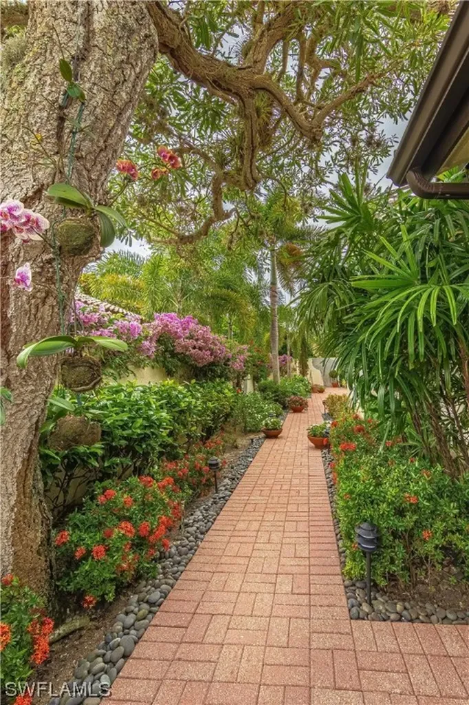 10 Las Brisas Way Naples FL 34108