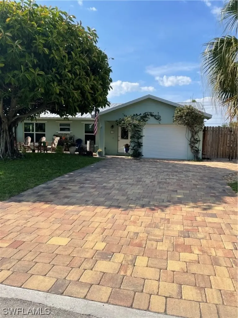 1727 Camelia Lane Naples FL 34105