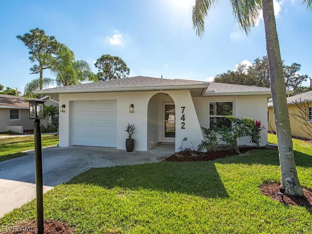 742 99th Avenue N Naples FL 34108