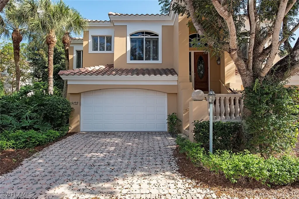 635 Via Mezner Naples FL 34108