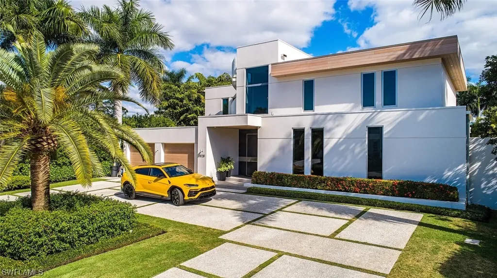 2828 Crayton Road Naples FL 34103