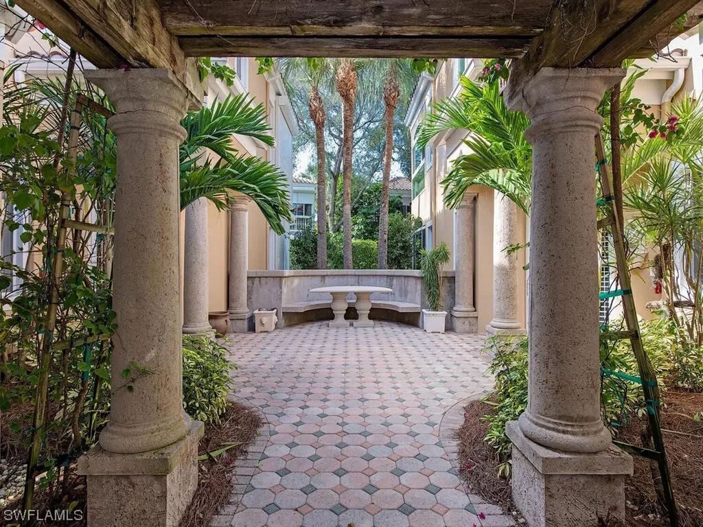 640 Via Mezner Naples FL 34108